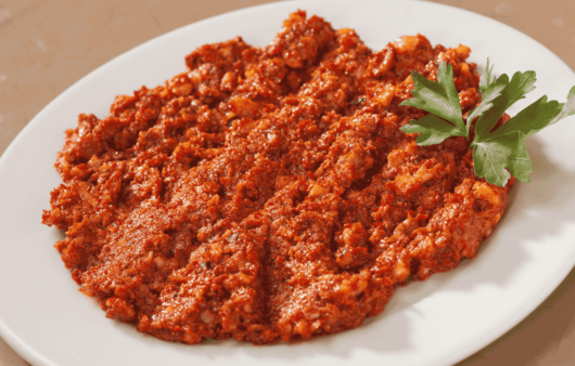 Acılı Ezme (Spicy Tomato and Pepper Salad)