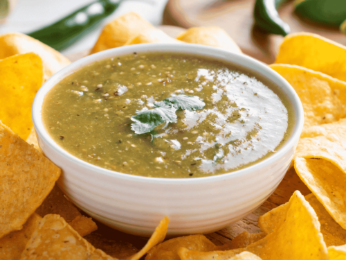 Chips y Salsa Verde (Chips and Green Sauce)