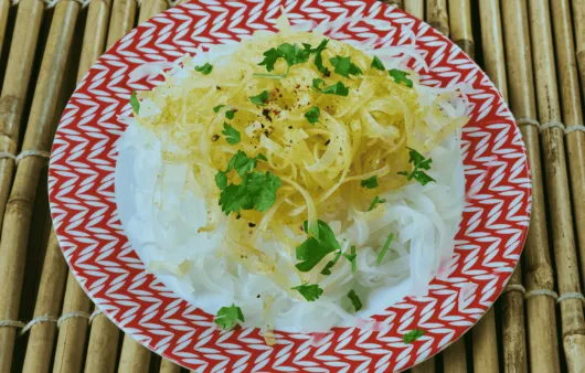 Mont Di (Rice Noodles with Spicy Fish Sauce)