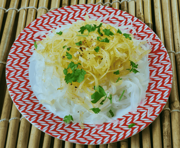 Mont Di (Rice Noodles with Spicy Fish Sauce)