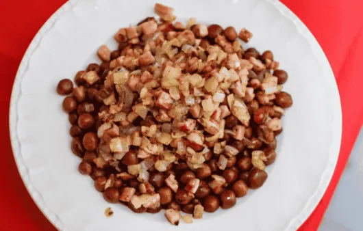 Pelēkie zirņi ar speķi (Grey Peas with Bacon)