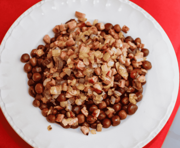 Pelēkie zirņi ar speķi (Grey Peas with Bacon)