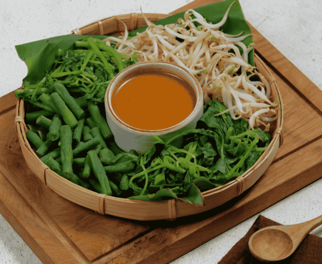 Pecel (Javanese Salad with Peanut Sauce)