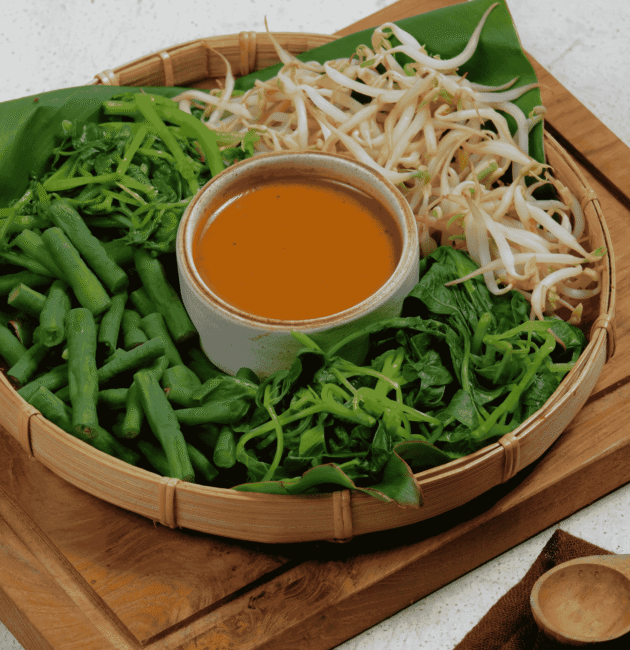 Pecel (Javanese Salad with Peanut Sauce)