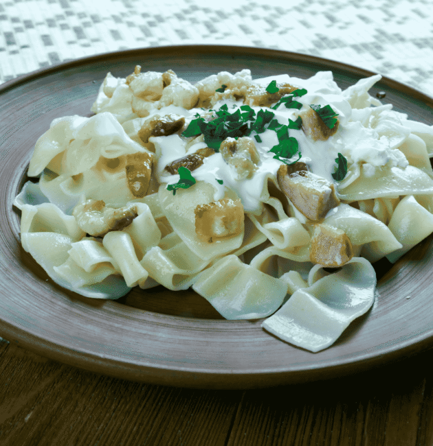 Túrós Csusza (Curd Cheese Pasta)